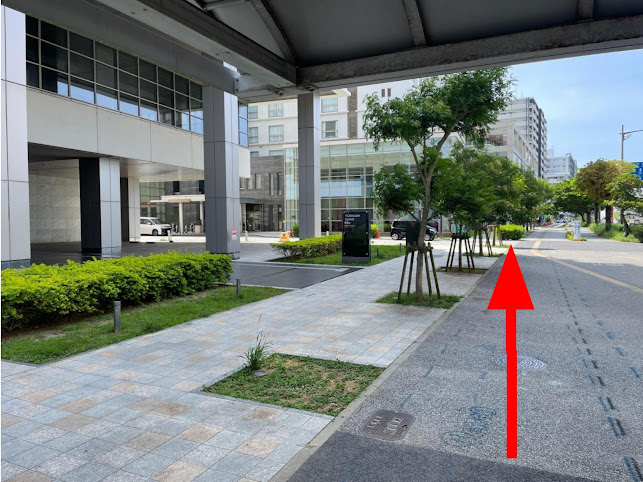 階段降り口からまっすぐ進む