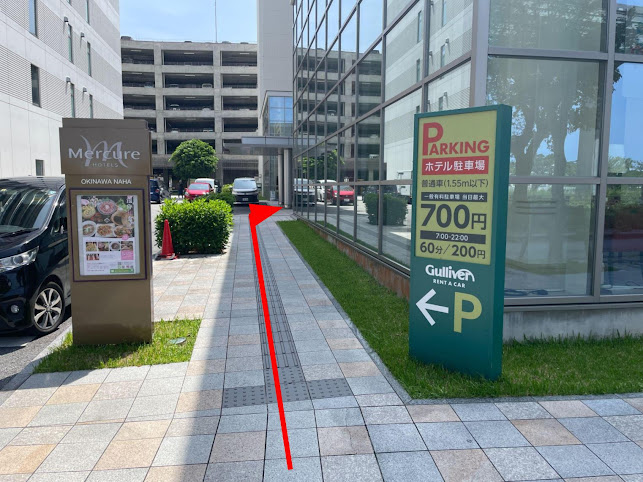 建物沿いに進む